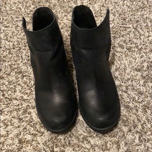 Black zip Sorel boots 8